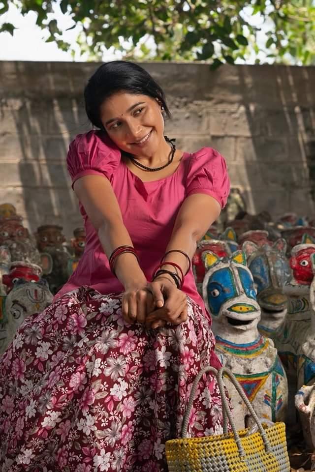 sakshiagarwal-dons-the-village-belle-avtaar-for-her-latest-de-glam-clicks-exuding-beauty-in-simplicity